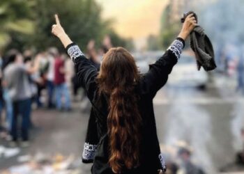 گاردین: اعتراضات در ایران به موجی روی موج تبدیل شده است