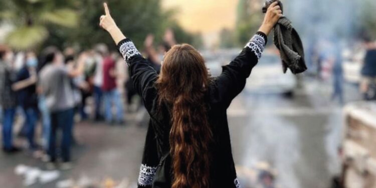 گاردین: اعتراضات در ایران به موجی روی موج تبدیل شده است