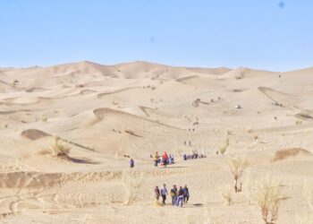 زن بلوچ سه روز در صف نفت ایستاد تا جان داد