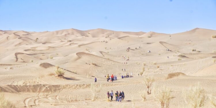 زن بلوچ سه روز در صف نفت ایستاد تا جان داد