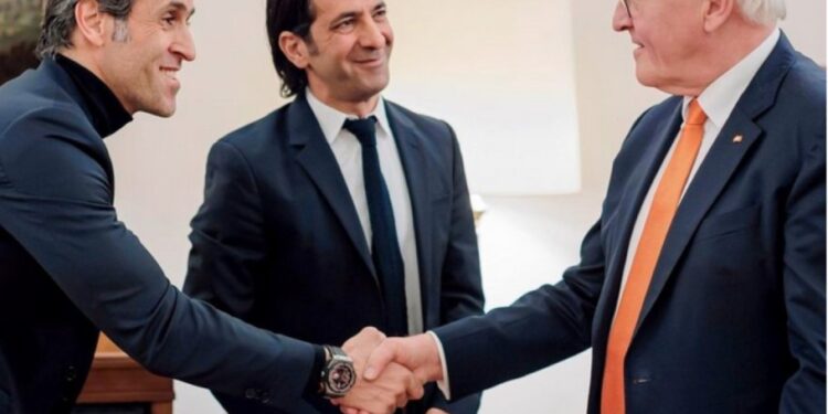 ممنوعالخروجی خانواده همسر علی کریمی در ایران؛ افشای اسناد محرمانه اطلاعات سپاه