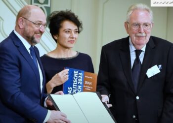گلینه عطایی برنده جایزه کتاب سیاسی سال ۲۰۲۳ در آلمان