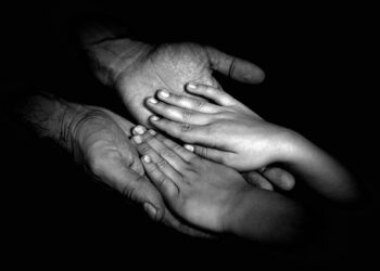 دست‌های بچه‌های کثیف – مترجم: زهره واعظیان